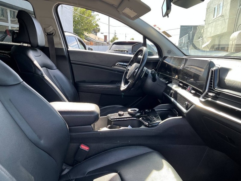 Kia Sportage Hybrid Vehicle Full-screen Gallery Image 19
