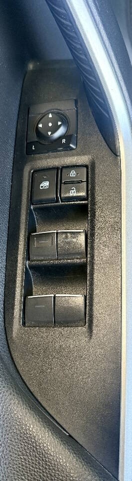 Toyota RAV4 Vehicle Full-screen Gallery Image 07