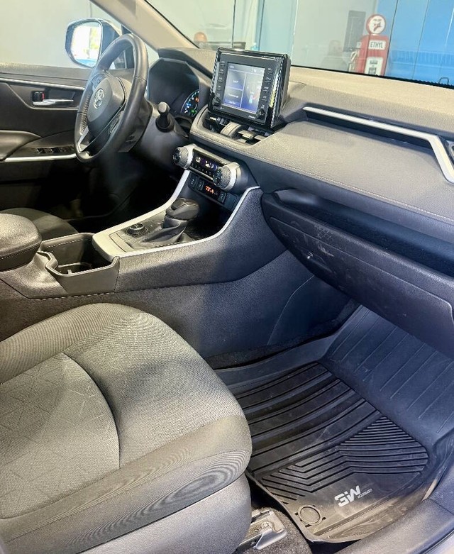 Toyota RAV4 Vehicle Full-screen Gallery Image 10