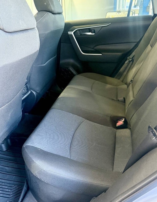 Toyota RAV4 Vehicle Full-screen Gallery Image 12