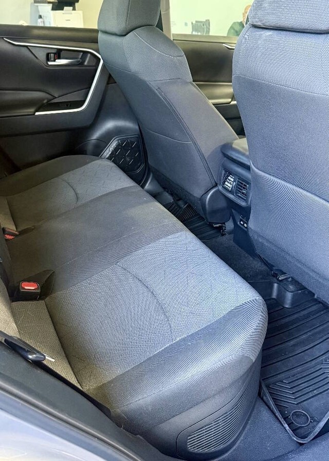 Toyota RAV4 Vehicle Full-screen Gallery Image 18