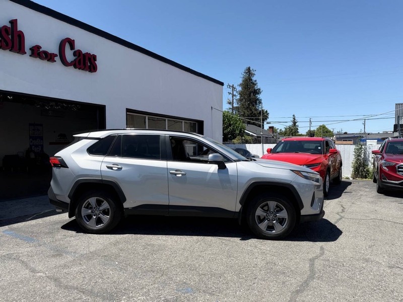 Toyota RAV4 Hybrid Vehicle Full-screen Gallery Image 04