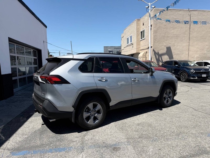 Toyota RAV4 Hybrid Vehicle Full-screen Gallery Image 06