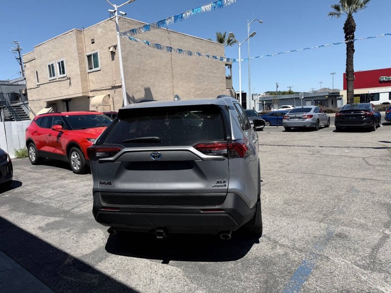 Toyota RAV4 Hybrid Vehicle Full-screen Gallery Image 07