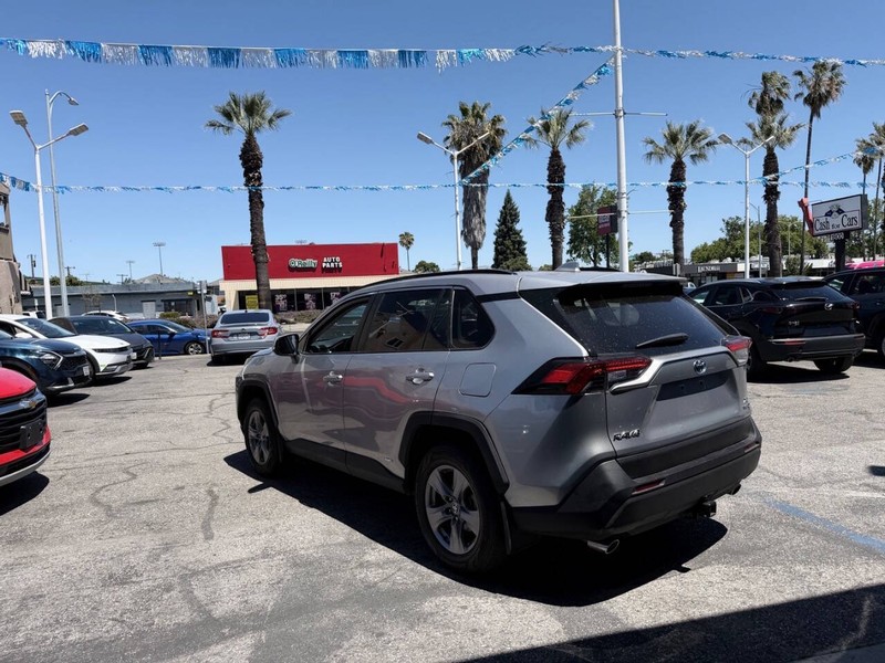 Toyota RAV4 Hybrid Vehicle Full-screen Gallery Image 08
