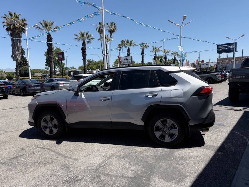Toyota RAV4 Hybrid Vehicle Full-screen Gallery Image 09
