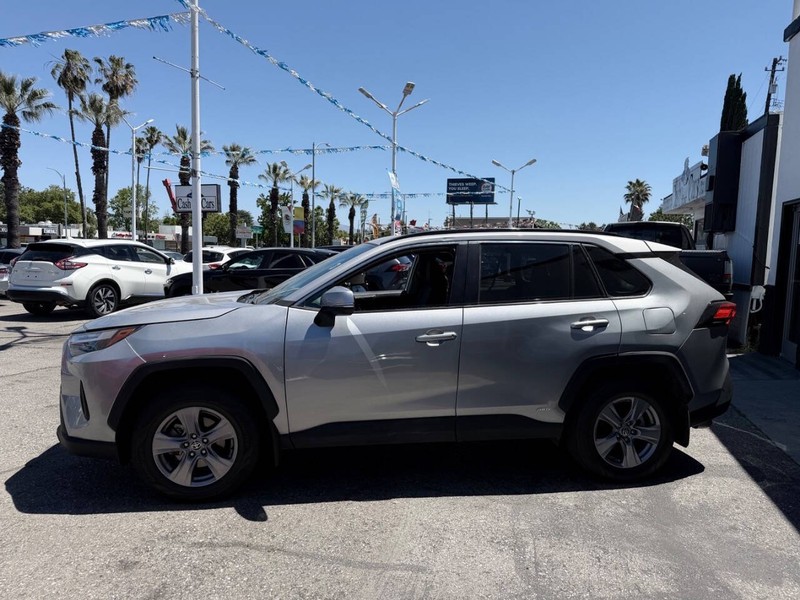 Toyota RAV4 Hybrid Vehicle Full-screen Gallery Image 10