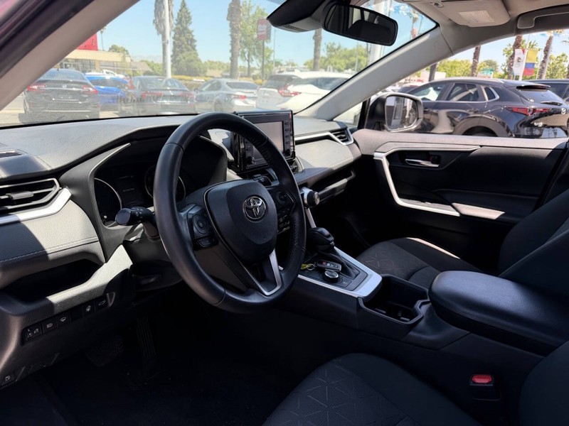 Toyota RAV4 Hybrid Vehicle Full-screen Gallery Image 12