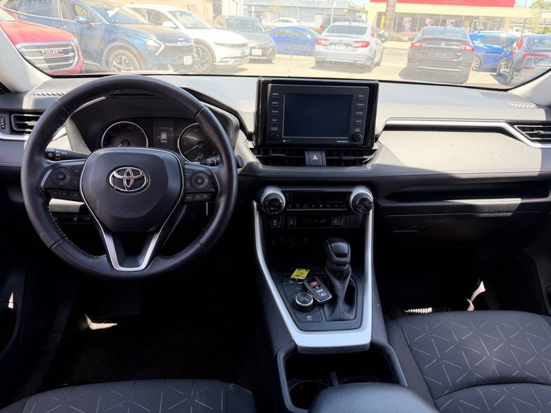 Toyota RAV4 Hybrid Vehicle Full-screen Gallery Image 13