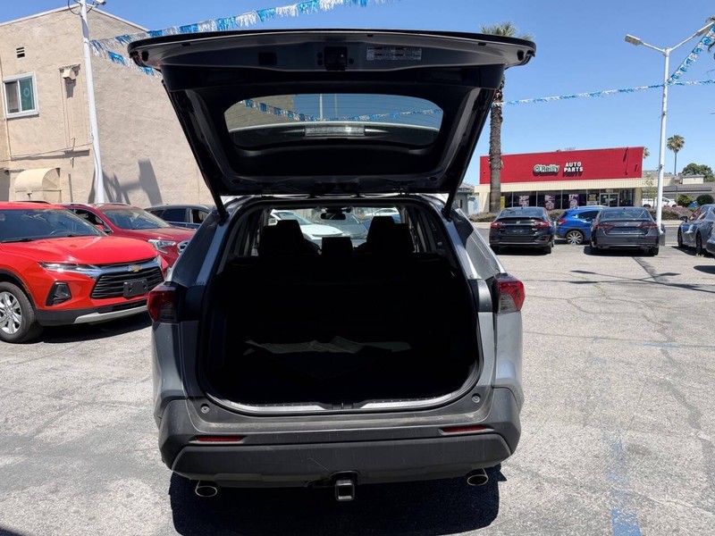 Toyota RAV4 Hybrid Vehicle Full-screen Gallery Image 14