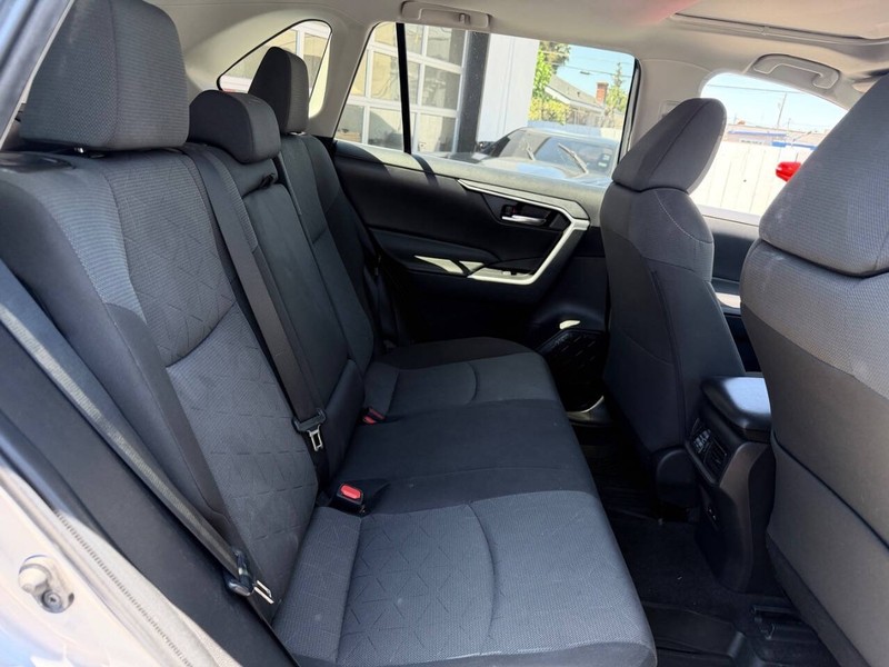 Toyota RAV4 Hybrid Vehicle Full-screen Gallery Image 15