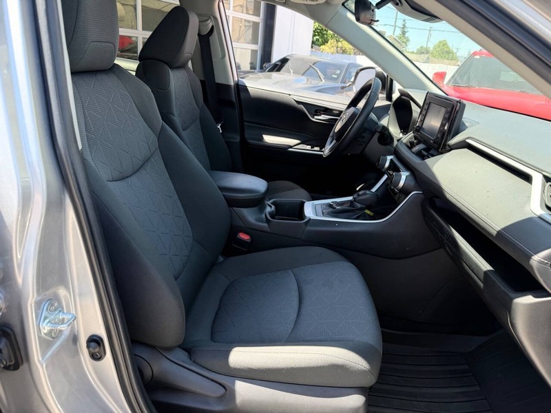 Toyota RAV4 Hybrid Vehicle Full-screen Gallery Image 16
