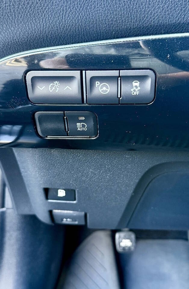 Toyota Prius Vehicle Full-screen Gallery Image 15