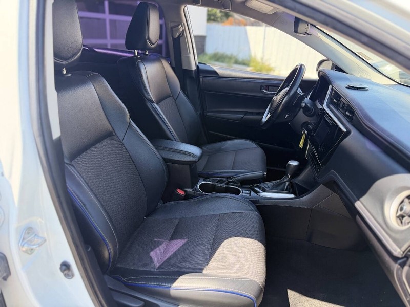 Toyota Prius Vehicle Full-screen Gallery Image 15