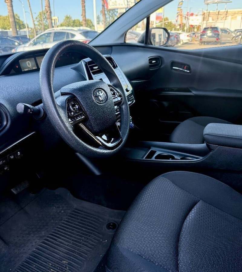 Toyota Prius Vehicle Full-screen Gallery Image 16