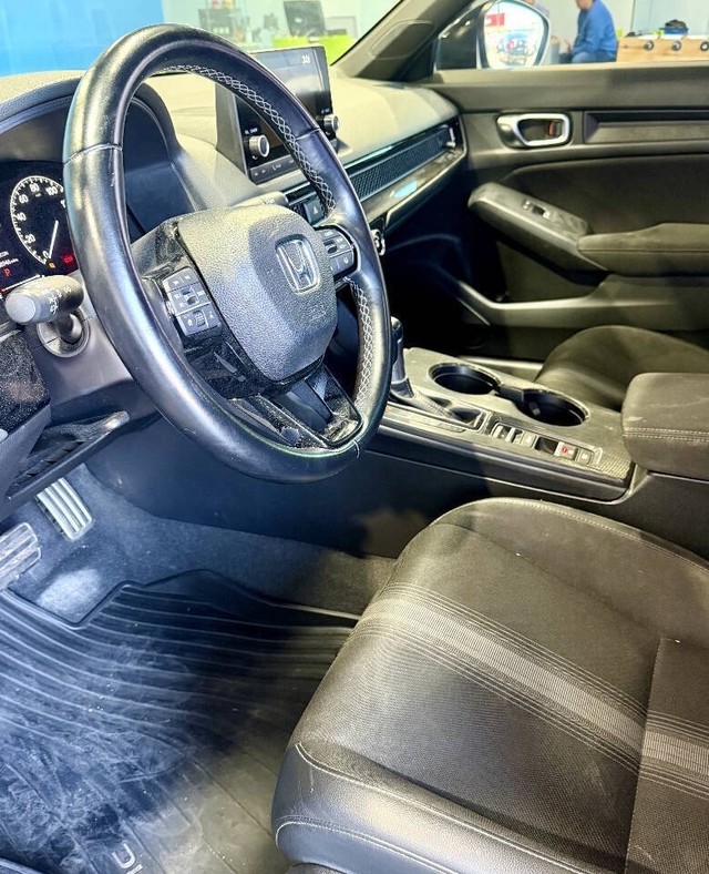 Honda Civic Hatchback Vehicle Full-screen Gallery Image 07