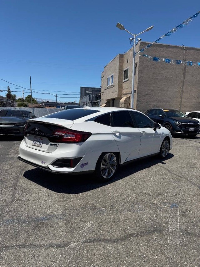 Honda Clarity Plug-In Hybrid Vehicle Full-screen Gallery Image 04