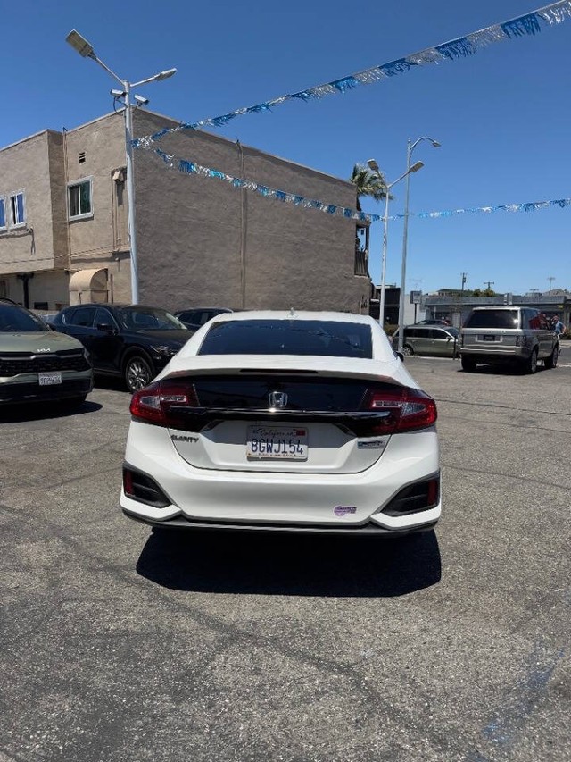 Honda Clarity Plug-In Hybrid Vehicle Full-screen Gallery Image 05