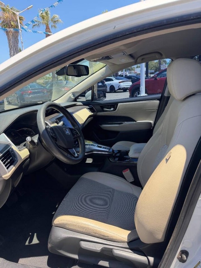 Honda Clarity Plug-In Hybrid Vehicle Full-screen Gallery Image 08