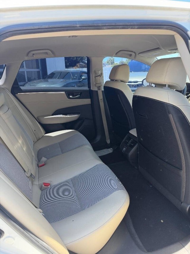 Honda Clarity Plug-In Hybrid Vehicle Full-screen Gallery Image 12