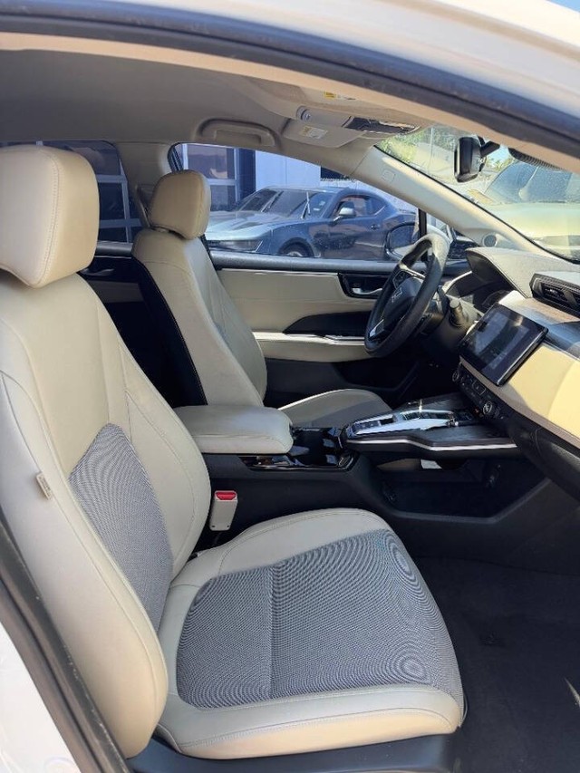 Honda Clarity Plug-In Hybrid Vehicle Full-screen Gallery Image 14