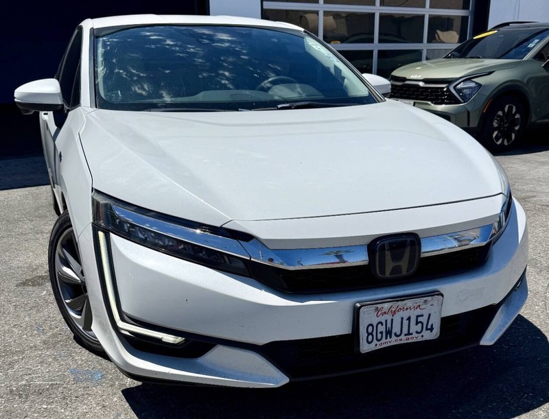 Honda Clarity Plug-In Hybrid Vehicle Full-screen Gallery Image 03