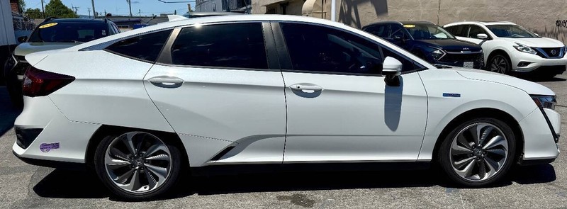 Honda Clarity Plug-In Hybrid Vehicle Full-screen Gallery Image 08