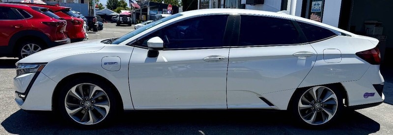 Honda Clarity Plug-In Hybrid Vehicle Full-screen Gallery Image 09