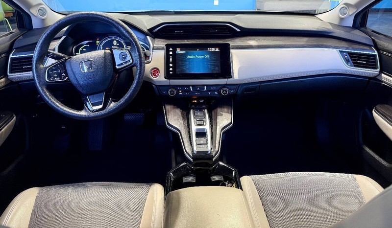 Honda Clarity Plug-In Hybrid Vehicle Full-screen Gallery Image 12