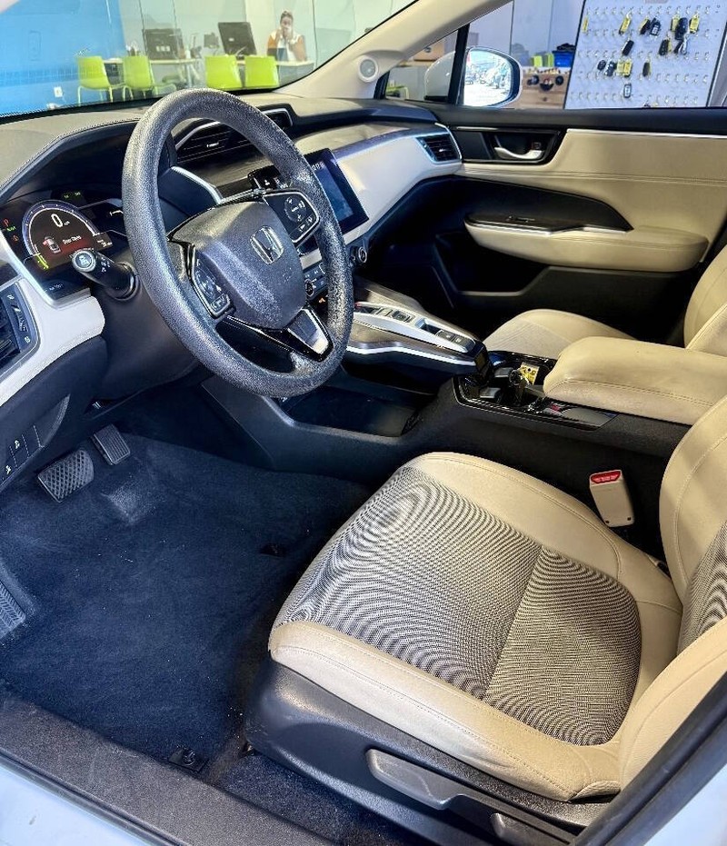 Honda Clarity Plug-In Hybrid Vehicle Full-screen Gallery Image 16