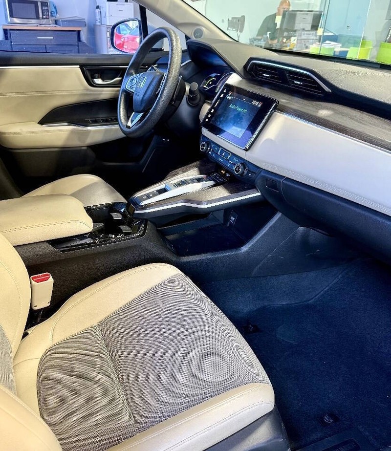Honda Clarity Plug-In Hybrid Vehicle Full-screen Gallery Image 17