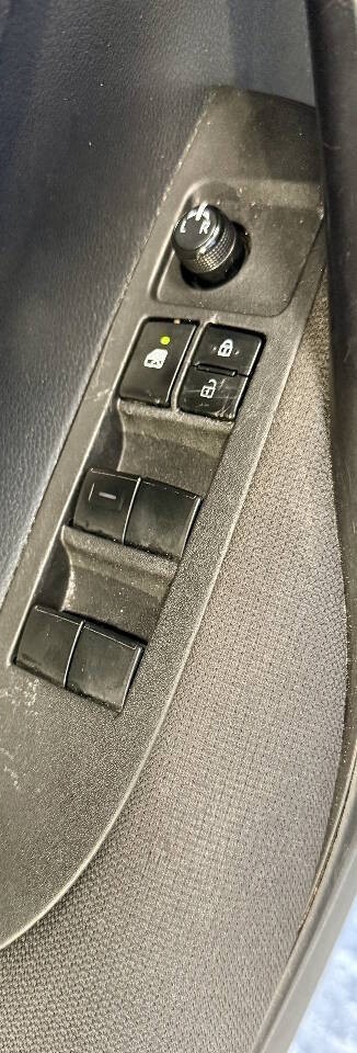 Toyota Corolla Vehicle Full-screen Gallery Image 16