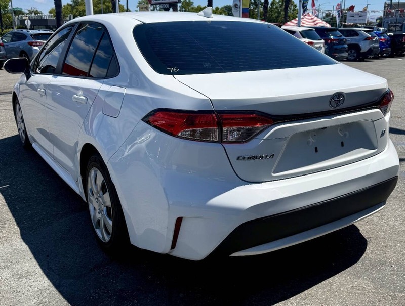 Toyota Corolla Vehicle Full-screen Gallery Image 07