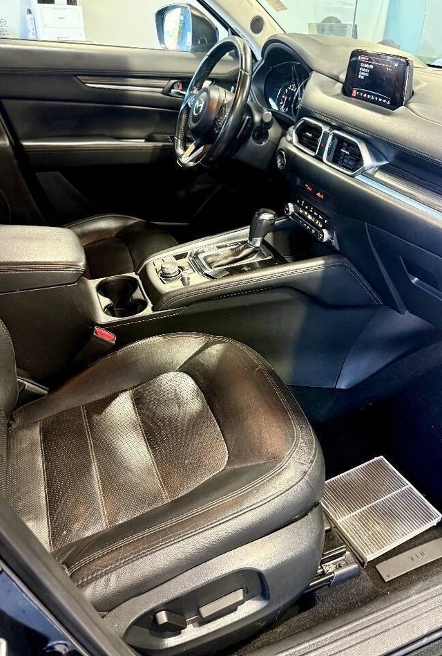 Mazda CX-5 Vehicle Full-screen Gallery Image 15
