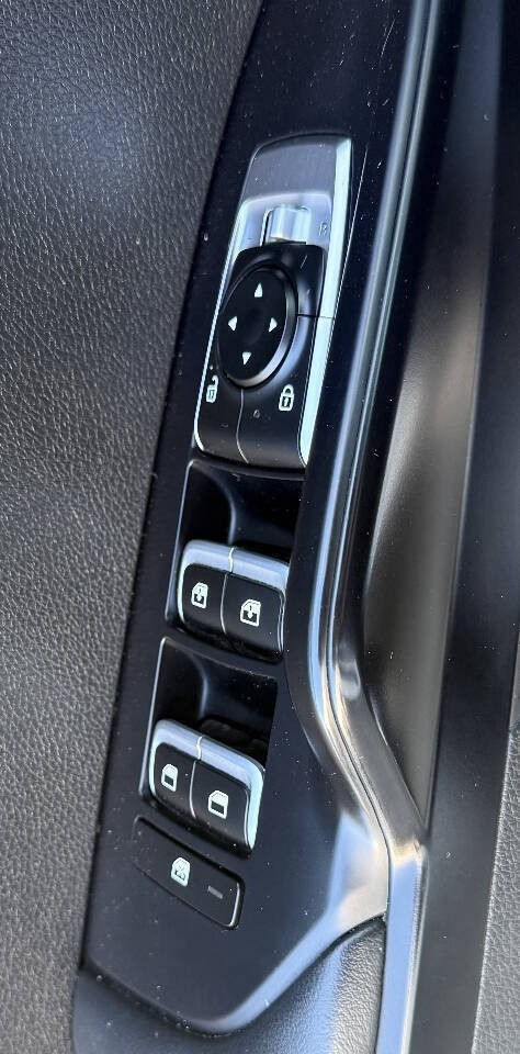 Kia K5 Vehicle Full-screen Gallery Image 13