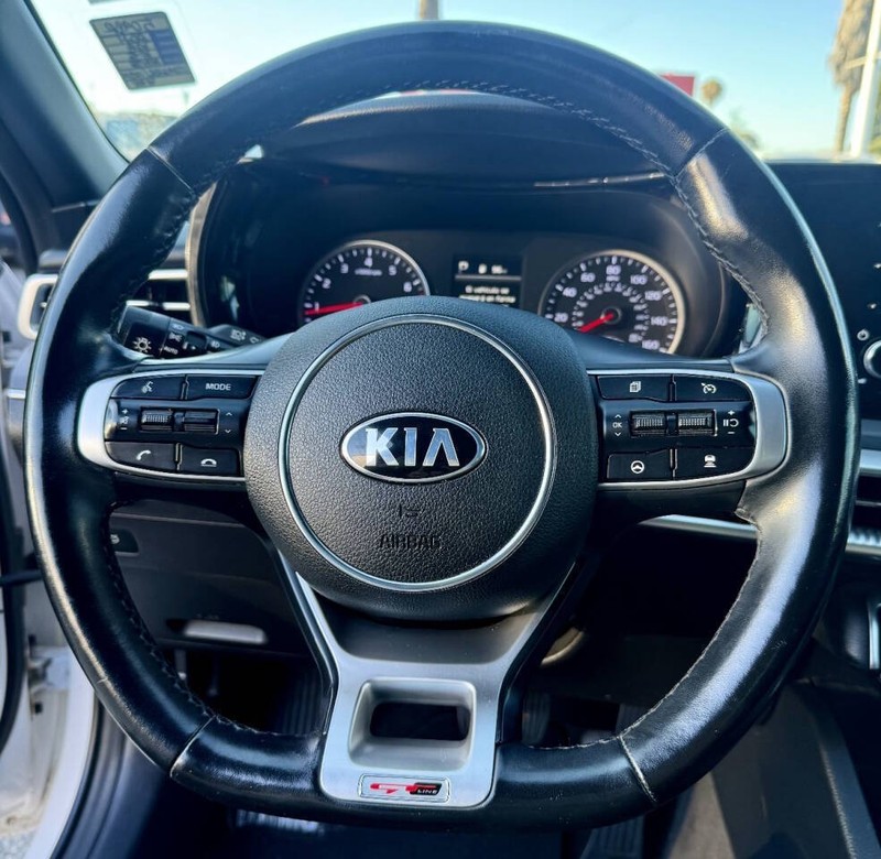 Kia K5 Vehicle Full-screen Gallery Image 10