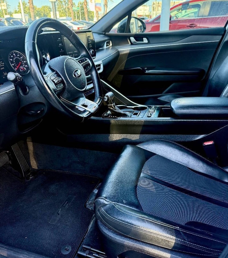 Kia K5 Vehicle Full-screen Gallery Image 16