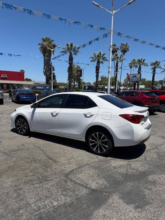 Toyota Corolla Vehicle Full-screen Gallery Image 09