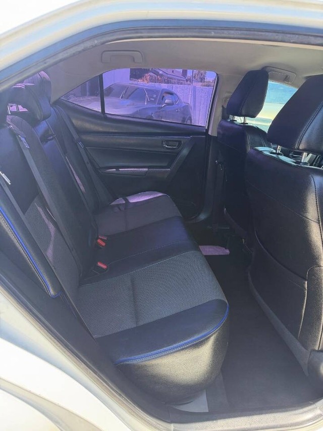 Toyota Corolla Vehicle Full-screen Gallery Image 12