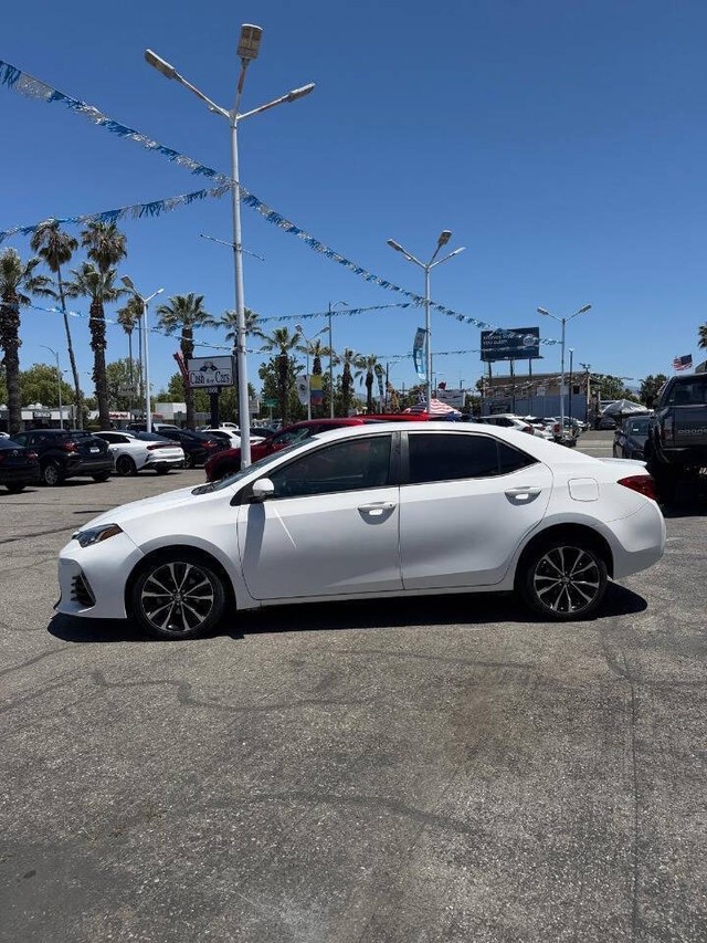 Toyota Corolla Vehicle Full-screen Gallery Image 14