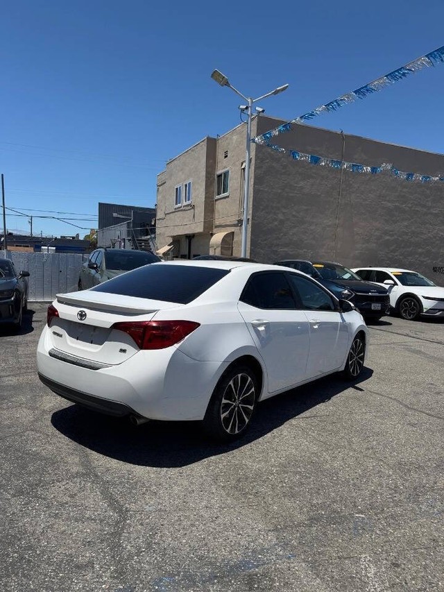 Toyota Corolla Vehicle Full-screen Gallery Image 15