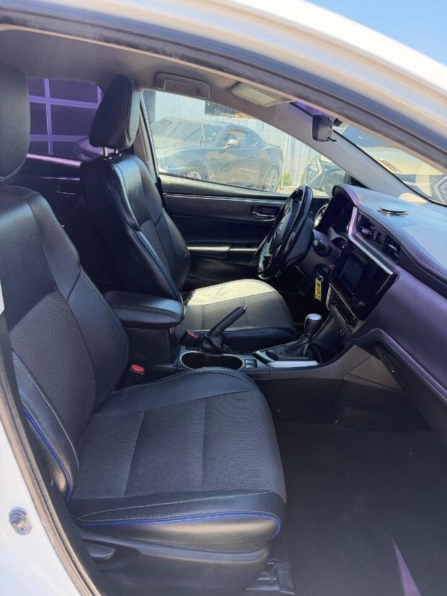 Toyota Corolla Vehicle Full-screen Gallery Image 16