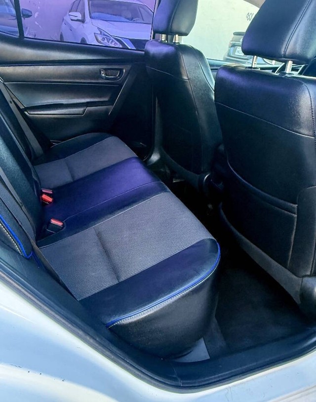 Toyota Corolla Vehicle Full-screen Gallery Image 18