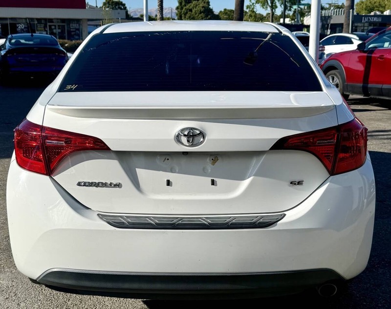 Toyota Corolla Vehicle Full-screen Gallery Image 05