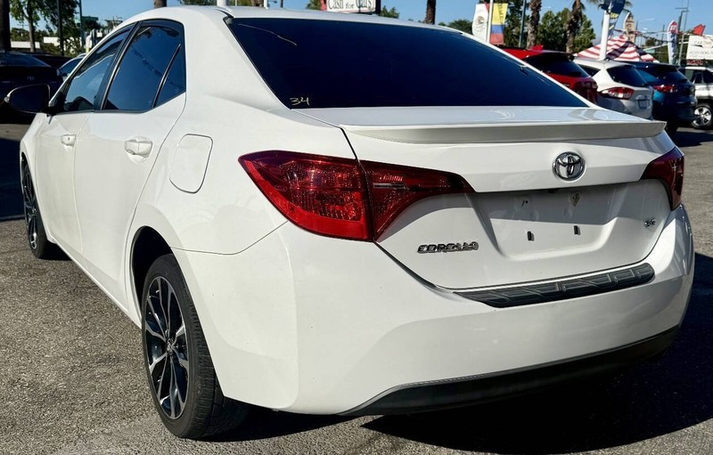 Toyota Corolla Vehicle Full-screen Gallery Image 09