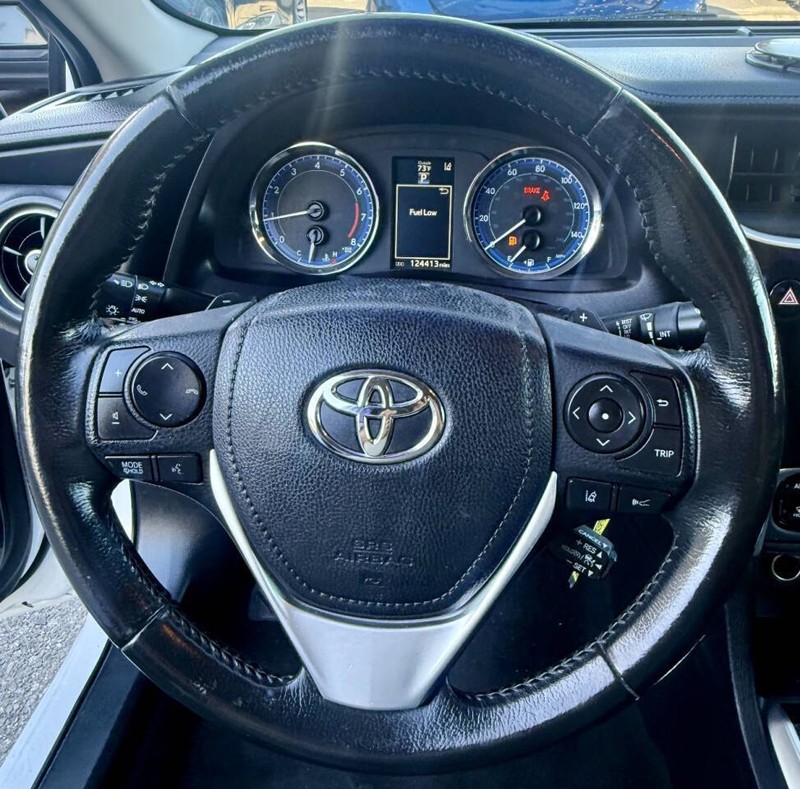 Toyota Corolla Vehicle Full-screen Gallery Image 10