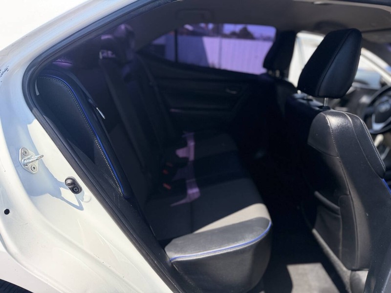 Toyota Corolla Vehicle Full-screen Gallery Image 11