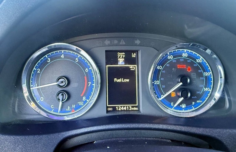 Toyota Corolla Vehicle Full-screen Gallery Image 13