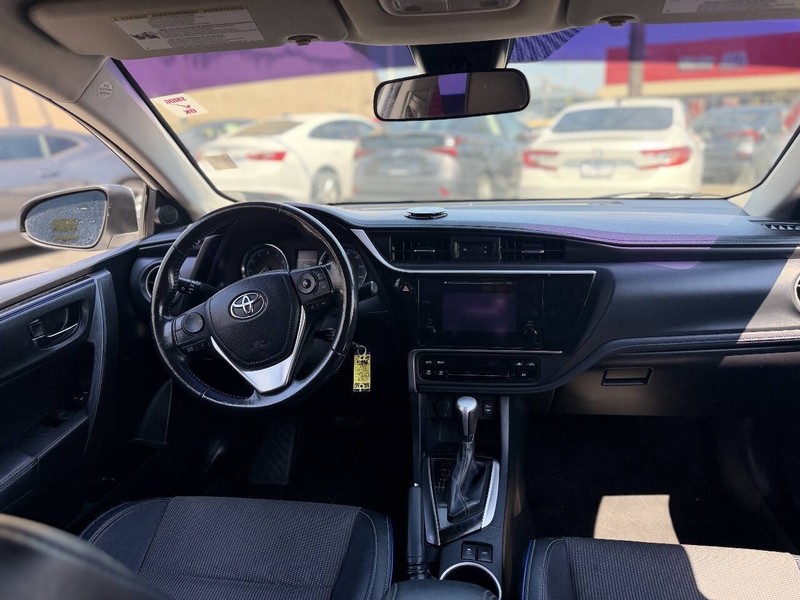 Toyota Corolla Vehicle Full-screen Gallery Image 14