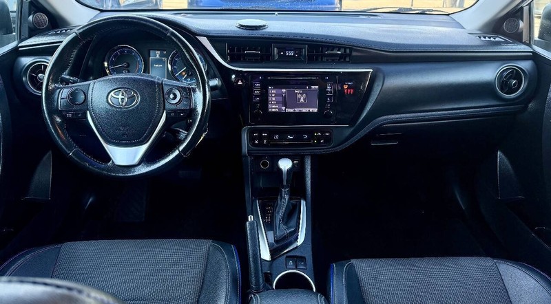 Toyota Corolla Vehicle Full-screen Gallery Image 15